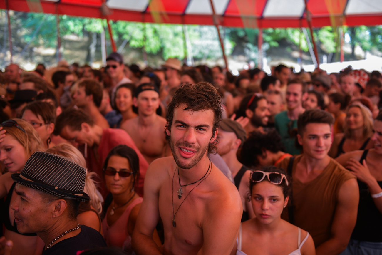 Tavaly a sárkány éve volt, akkor épült az a híd, aminek a bejáratában ül ez a két fiú.