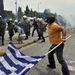 A helyszíni tudósítások szerint az erőszakos tüntetők csak egy kisebbség a tömegen belül, de az utcákon vannak a görög társadalom szinte minden részének tagjai, az eliten kívül. Tanárok, köztisztviselők, színészek, a legkülönfélébb szakmák képviselői mentek most először életükben utcára.