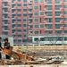 Sanghaj, Kína 
Csődbement állami vállalatoktól elbocsátott kínai munkások gyűjtenek használható lomokat egy frissen felhúzott épület előtt Sanghajban.
