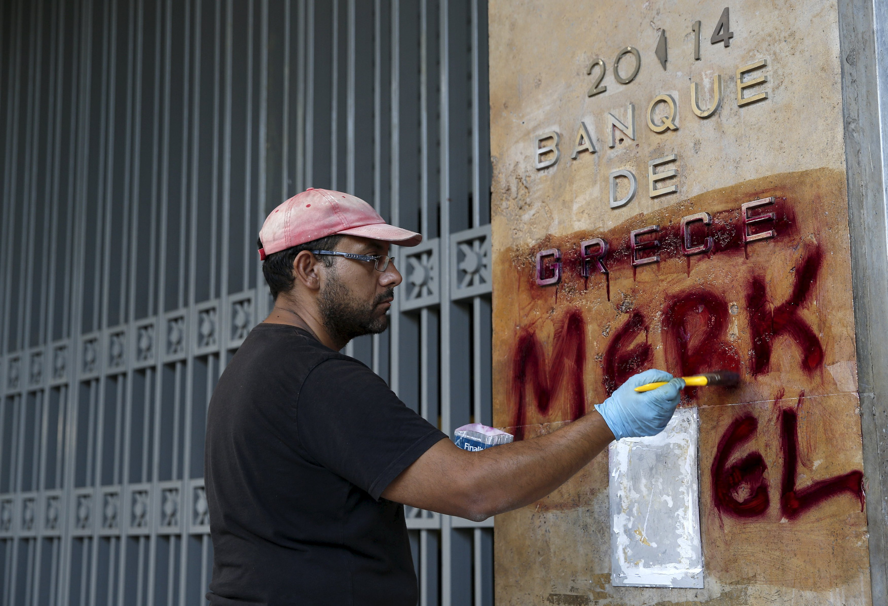 A görög utcai művészeket is nyilván foglalkoztatta, hogy az országuk egyre kilátástalanabbul sodródik a csőd felé egy ideje. A bizonytalan jövőtől való félelem, a népszavazás, a Merkeléktől való függés vagy az eurózónából való kilépés közeli lehetősége kerül elő ezeken graffitiken. A képek június-júliusban készültek. 