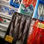 Japán fekete-kék hal a többi hal mellett a Cukidzsi halpiacon 2018. szeptember 28-án
