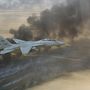 Egy F–14-es vadászgép repül a lángoló kuvaiti olajkutak felett