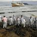 Spanyolország: Munkások tisztogatják az olajtól szennyezett tengerpartot. Az olajat szállító Sierra Nava nevű hajó a január 29-I viharban futott zátonyra  a spanyol partoknál. 