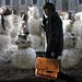 Oroszország: Egy moszkvai színház előtt hóemberekkel díszítették fel a teret Szlava Polunyina esti hóshow-ja előtt