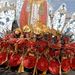 Fülöp-szigetek: Táncosok Santo Nino, a szent gyermek képmásával pajzsukon. A kilencnapos Sinulog fesztiválon tízezer táncos és zenész vesz részt. A csodatevő szentképet 441 éve, a XVI. századi spanyol konkvisztdorok érkezésekor találták meg. évfordulója.