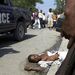Haiti: Egy haiti polgár holtteste az úton Port-au-Prince külvárosában. A férfit ismeretlen fegyveres lőtte le. Az ENSZ békefenntartó erői rendszeresen összecsapnak a helyi fegyveres bandákkal, hogy letörjék a nem politikai jellegű erőszakot Haitin. 