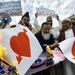 Pakisztán: A Dzsamiat Ullemaj iszlám párt tagjai Valentin-napi szimbólumokat égetnek Karacsiban. A felvonulók így tiltakoznak a keresztény szentről elnevezett ünnep népszerűsödése ellen. 