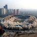 Kína: Sencsiangban robbantással bontanak le egy 1989-ben épült stadiont. A lebontott építmény helyén a 2008-as olimpia labdarúgó-mérkőzéseinek megrendezésére alkalmas új stadion épül.