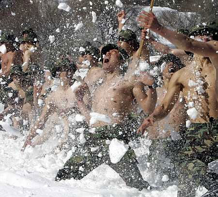 Görögország: Óriási szappanbuborék Athénban, ahol a hétvégén tartják a télbúcsúztató karnevált. 


