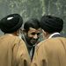 Irán: Mahmúd Ahmadinezsád iráni elnök képviselőkkel tanácskozik. Irán kész tárgyalni az atomprogramja körüli vita rendezéséről, de nem fogadja el a nyugati országok fő követelését, urándúsító programjának felfüggesztését, mondta Ahmadinezsád vasárnap, az iráni iszlám forradalom évfordulóján.