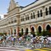 Malajzia: A Tour de Langkawi utolsó állomásán, Abdul Szamad szultán épülete mellett suhannak el a biciklisták a fővárosban, Kulala Lumpurban.