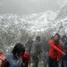 Nepál: Fiatalok hógolyóznak a Szibapuri-völgyben, Katmandu közelében 2007. február 14-én. Nepál fővárosában 63 éve nem esett hó. 
