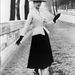 Franciaország: Ezen a héten van az évfordulója annak, hogy Christian Dior a híres ruhatervező 1947-ben bemutatta a New Look kollekcióját. A Szajna partján álló modell a kollekciót szimbolizáló gyapjú rakottszoknyát és csomós selyemszálból készült szövetkabátot visel.