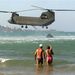 Olaszország: Egy harci helikopter vizet vesz egy olasz strandon a hőség okozta tűzvész oltásához.