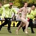 Új-Zéland: Pucér rendzavarót üldöznek a biztonsági őrök a krikettválogatott mérkőzésén.