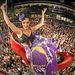 Egyesült Államok: Gary Marion nőimitátor az újévet ünneplő tömeg fölött a floridai Key Westben.
