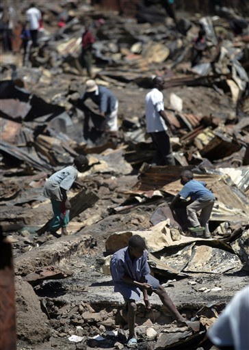 Kenya: Guberálók egy, a választások nyomán kitört zavargásokban felgyújtott nairobi piac romjain. 
