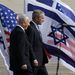 Izrael: George W. Bush USA-elnök közel-keleti útján Tel Avivban, Simon Perez izraeli elnökkel.

