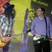 Egyesült Államok: Slash, az egykori Guns’n’Roses-gitáros (b) Gibson Les Paul gitáron, Bill Gates, a  Microsoft alapító elnöke és fő szoftvertervezője Xbox 360 játékgitáron zenél a Las Vegas-i  Szórakoztatóelektronikai Kiállításon (CES). 
