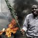 Egy férfi tüntet Kenya nyugati részén. A rendőrség tüzet nyitott a decemberi elnökválasztás után tüntetőkre, két ember meghalt.