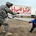 Amerikai katona játszik egy kislánnyal Bagdadban.