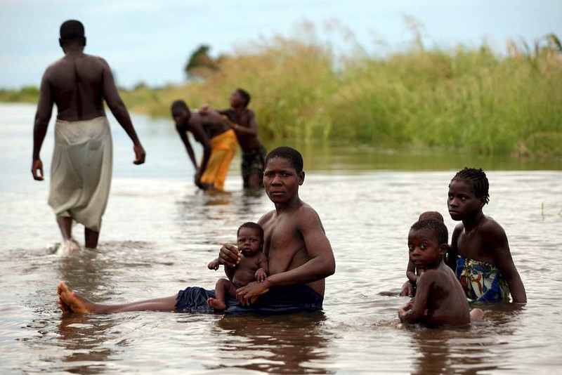 Árvíz alá került úton fürdenek emberek a mozambiki Caia és Sena városa között, miután a Zambézi folyó elöntötte a Maputótól kb. 1500 km-re északra fekvõ Caia térségét.