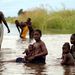 Árvíz alá került úton fürdenek emberek a mozambiki Caia és Sena városa között, miután a Zambézi folyó elöntötte a Maputótól kb. 1500 km-re északra fekvõ Caia térségét.