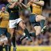 Az ausztrál Adam Ashely-Cooper elveszíti a labdát a Dél-Afrika elleni rögbi mérkőzésen, amelyet végül 16-9-re Ausztrália nyer