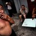  Kína: Pekingi férfi dohányzik az utcán egy nappal az olimpia megnyítója előtt.