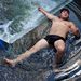 Románia: Egy bukaresti fiú a Dambovita-folyóban keres menedéket a 37 fokos hőségben.