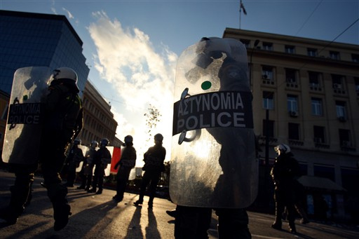 Görögország: Tüntetők és rendőrök csapnak össze az athéni utcákon.