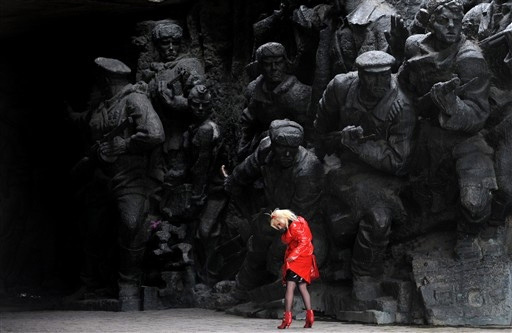 MÁJUS
Ukrajna: Kiev II. világháborús emlékműve előtt. Május 9-e a világháború vége, a győzelem napja.
