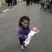 Izraeli arab kislány véres babájával demonstrál a bombázás ellen Shakninban. Ciszjordániában tízezrek tüntettek a gázai offenzíva ellen. Izraeli katonák lelőttek egy köveket dobáló tüntetőt.