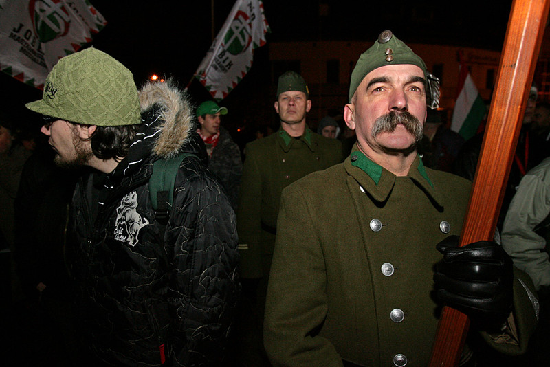Oroszország: Moszkvai rendőrök letartóztatnak egy szemeteskukának öltözött Greenpeace aktivistát.