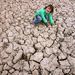 Kína: Gyermek játszik egy kiszáradt folyómederben. Kína északi részén hatalmas aszály súlytja a mezőgazdaságot.