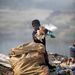 Banglades: Gyerekmunkás műanyag hulladékot gyűjt a Buriganga folyó partján.