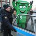 Oroszország: Moszkvai rendőrök letartóztatnak egy szemeteskukának öltözött Greenpeace aktivistát.