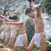Japán: A világbékéért imádkozó buddhisták hideg vízzel locsolják magukat a tokiói Betsuin templomnál.

