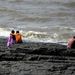 India: Fiatal párok Valentin napon a mumbai tengerparton.