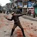 India: Kővel és bottal oszlat kasmíri tüntetőket egy indiai rendőr Srinagarban