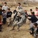 Afganisztán: Amerikai NATO-katona afgán gyerekekkel