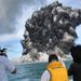 Tonga: Tenger alatti vulkán tört ki a dél-csendes-óceáni Tonga-szigetektől délnyugatra. A tűzhányó füstöt és hamut lövellt több ezer méter magasgba. 

Az index cikke »