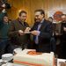 Magyaroszág: Orbán Viktor, a Fidesz elnöke egy szelet tortát tesz Bayer Zsoltnak, a Magyar Hírlap publicistájának tányérjára a párt 21. születésnapi ünnepségén.