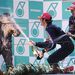 Kína: A Formula–1 sanghaji futamán kettős győzelmet arató Red Bull pilótái, Sebastian Vettel és Mark Webber csapatuk sportigazgatóját, Christian Hornert mosdatják.