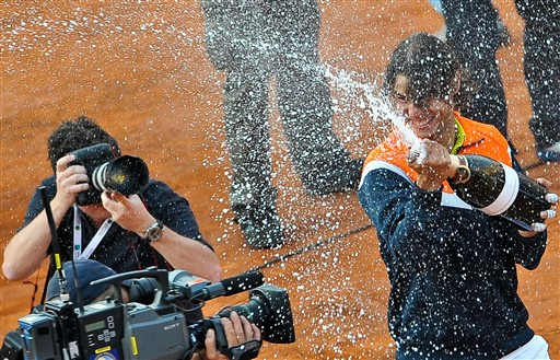 Olaszország: Rafael Nadal győzelmét ünnepli az ATP nyílt teniszbajnokságon Rómában