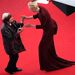 Franciország: Tilda Swinton angol színésznő köszönti Agnes Varda francia rendezőt a 62. Cannes-i Filmfesztivál megnyitóján. Tarantino mellett Almodóvar, Ang Lee, Lars von Trier és Alain Resnais is indul a fődíjért.