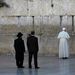 Izrael: XVI. Benedek pápa a jeruzsálemi siratófalnál 
