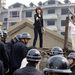 Kína: Házuk lebontása ellen a tiltakozó nők Csangcsunban