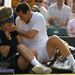 Egyesült Királyság: Michael Llodra ráesett a labdaszedőre a Tommy Haas elleni meccsen Wimbledonban. 