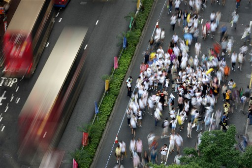 Kína: Demokráciát követelő tüntetés Hongkongban, a városállam Kínához csatolásának 12. évfordulóján.
